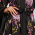 Satynowe kimono, Czarny