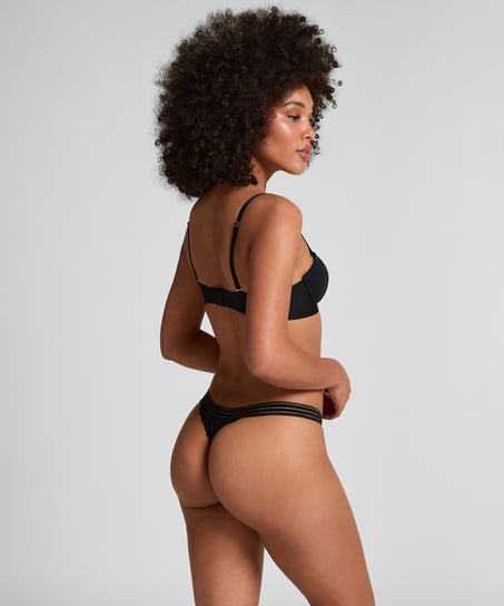 Stringi Sully, Czarny