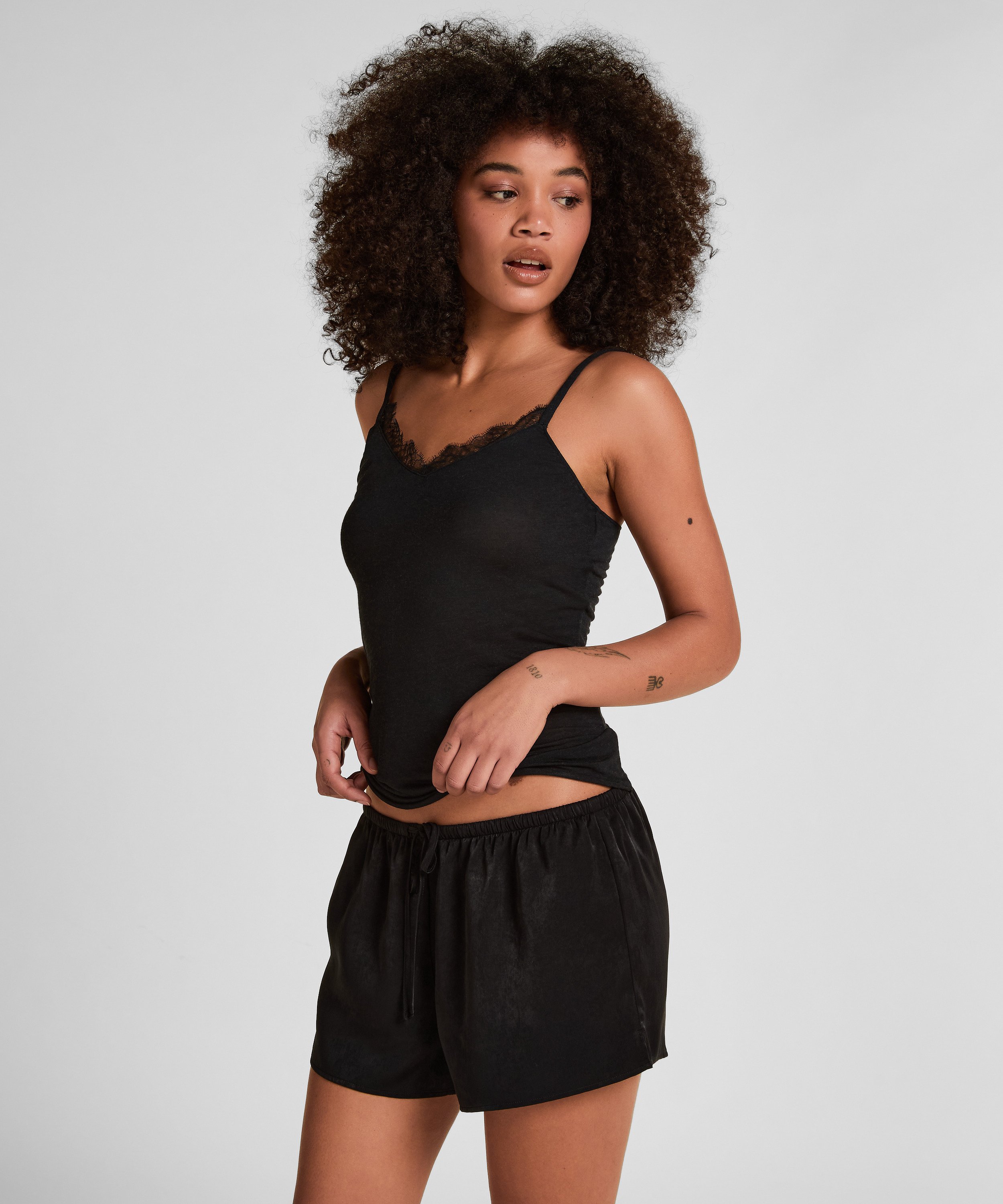 Super miękka koszulka z koronką i dekoltem w serek z dodatkiem kaszmiru, Czarny, main