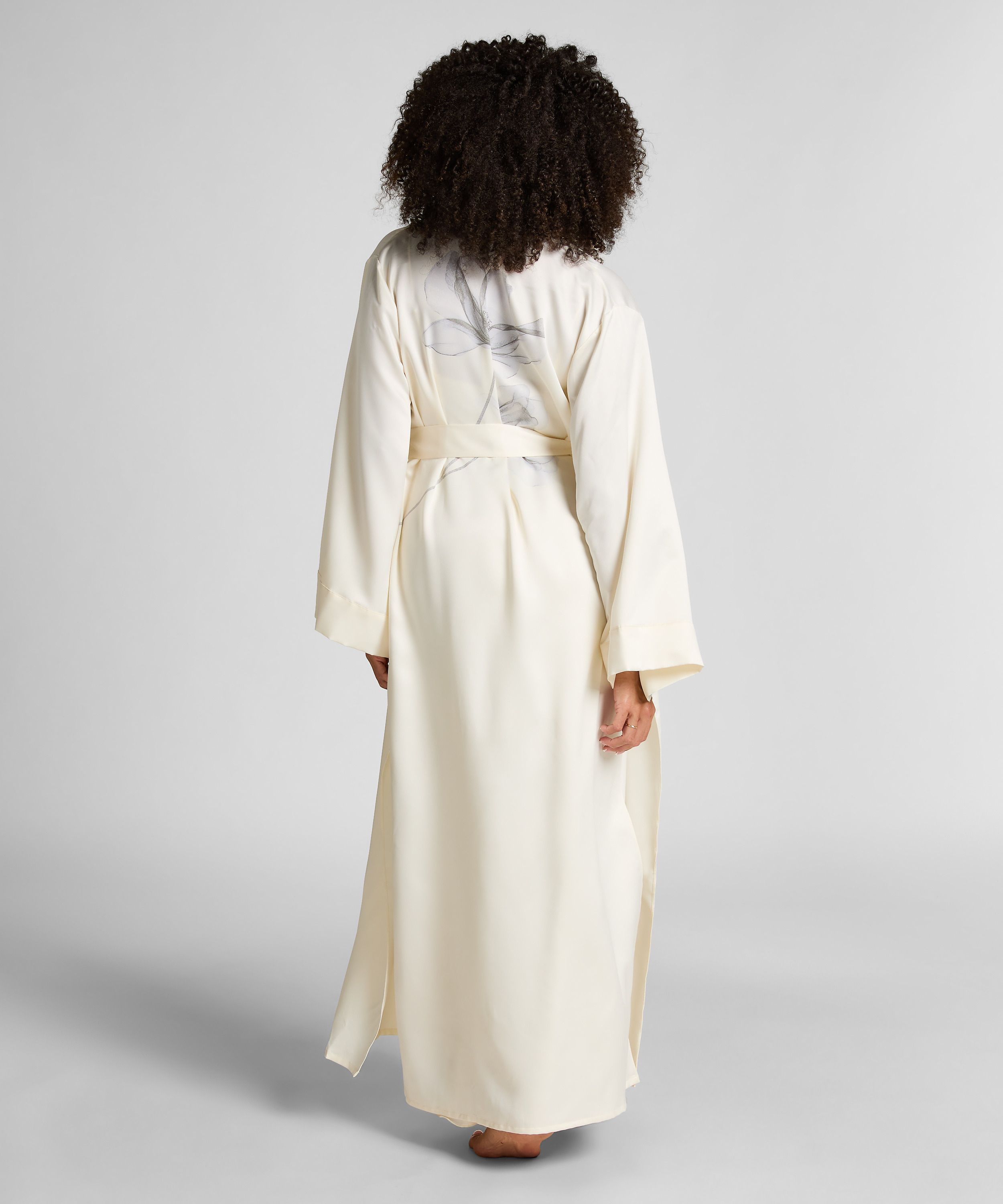 Długie satynowe kimono w kwiaty, Biały, main
