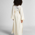 Długie satynowe kimono w kwiaty, Biały
