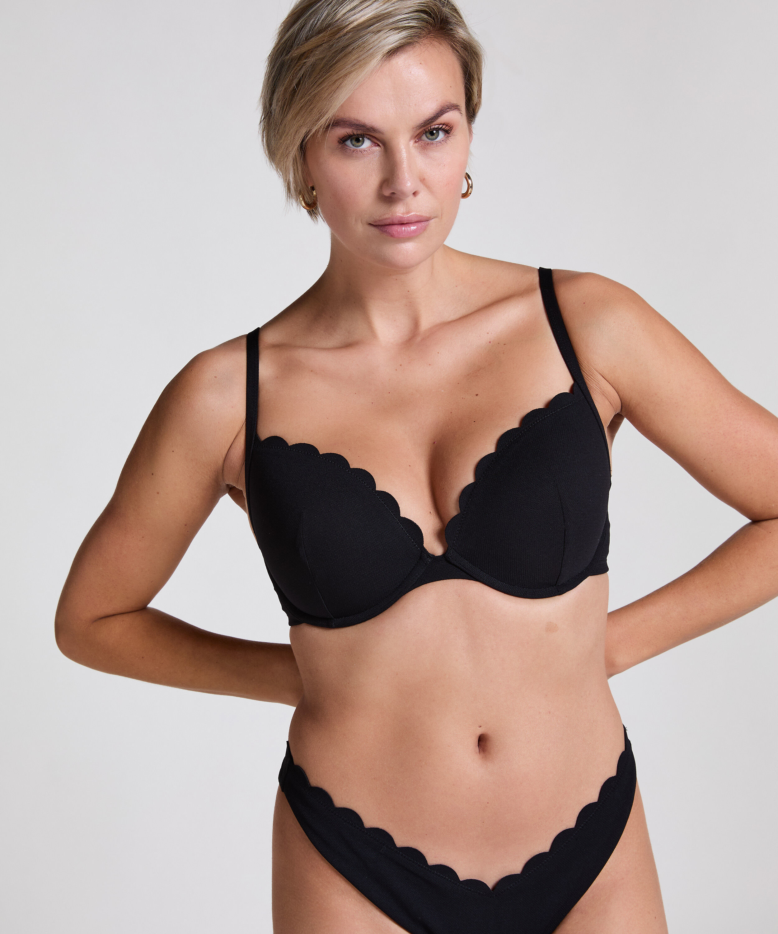G&oacute;ra od bikini push-up z fiszbinami, z falowanym brzegiem, miseczki A &ndash; E, Czarny