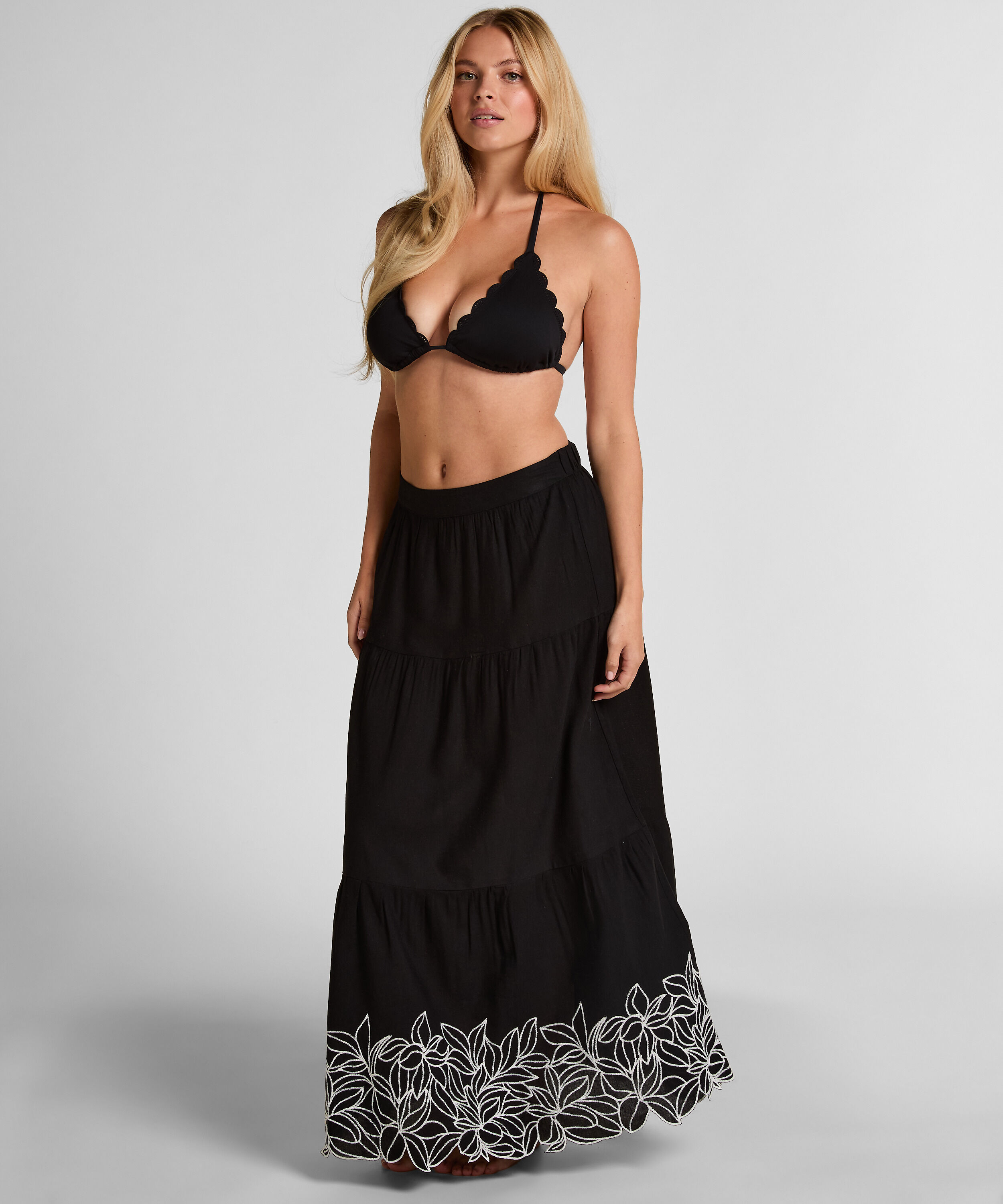 Sp&oacute;dnica haftowana, Czarny