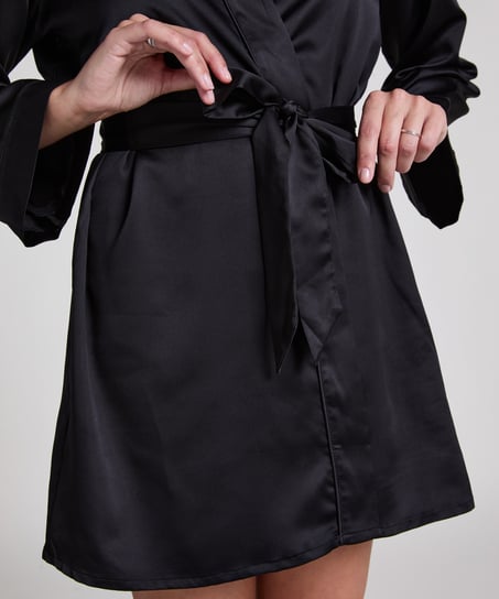 Satynowe kimono, Czarny