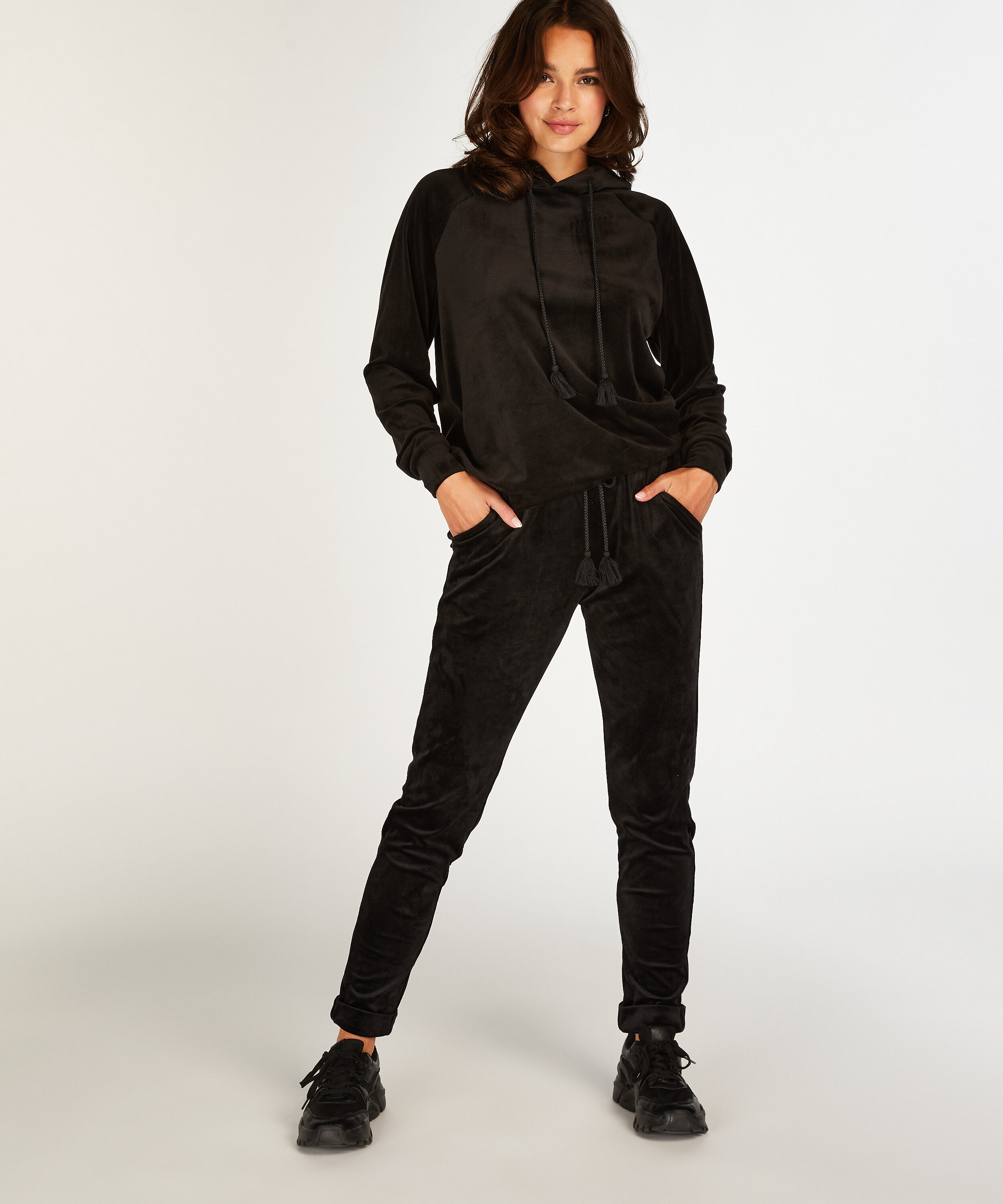 Joggery welurowe Petite, Czarny