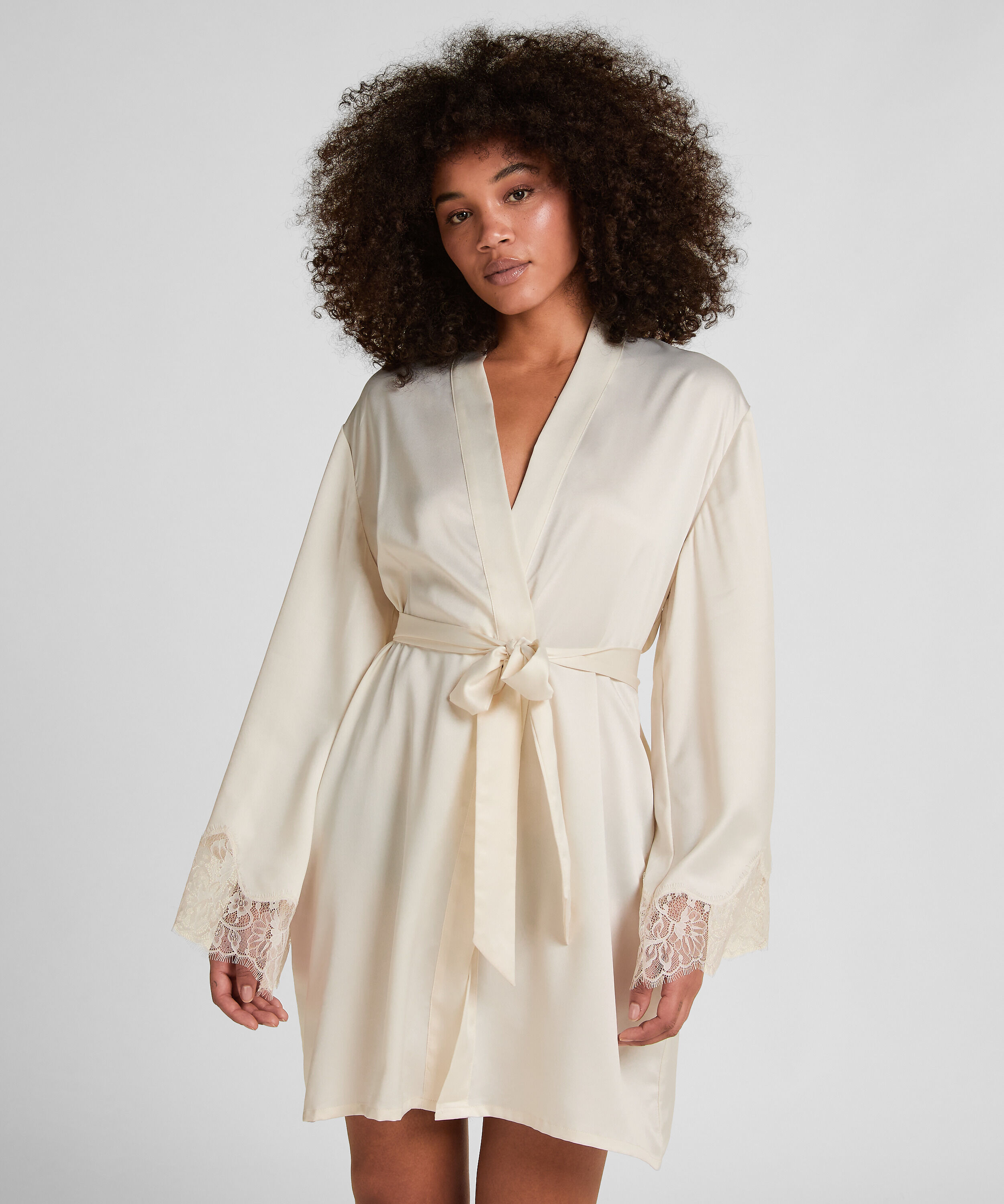 Satynowe kimono Valerie, Biały