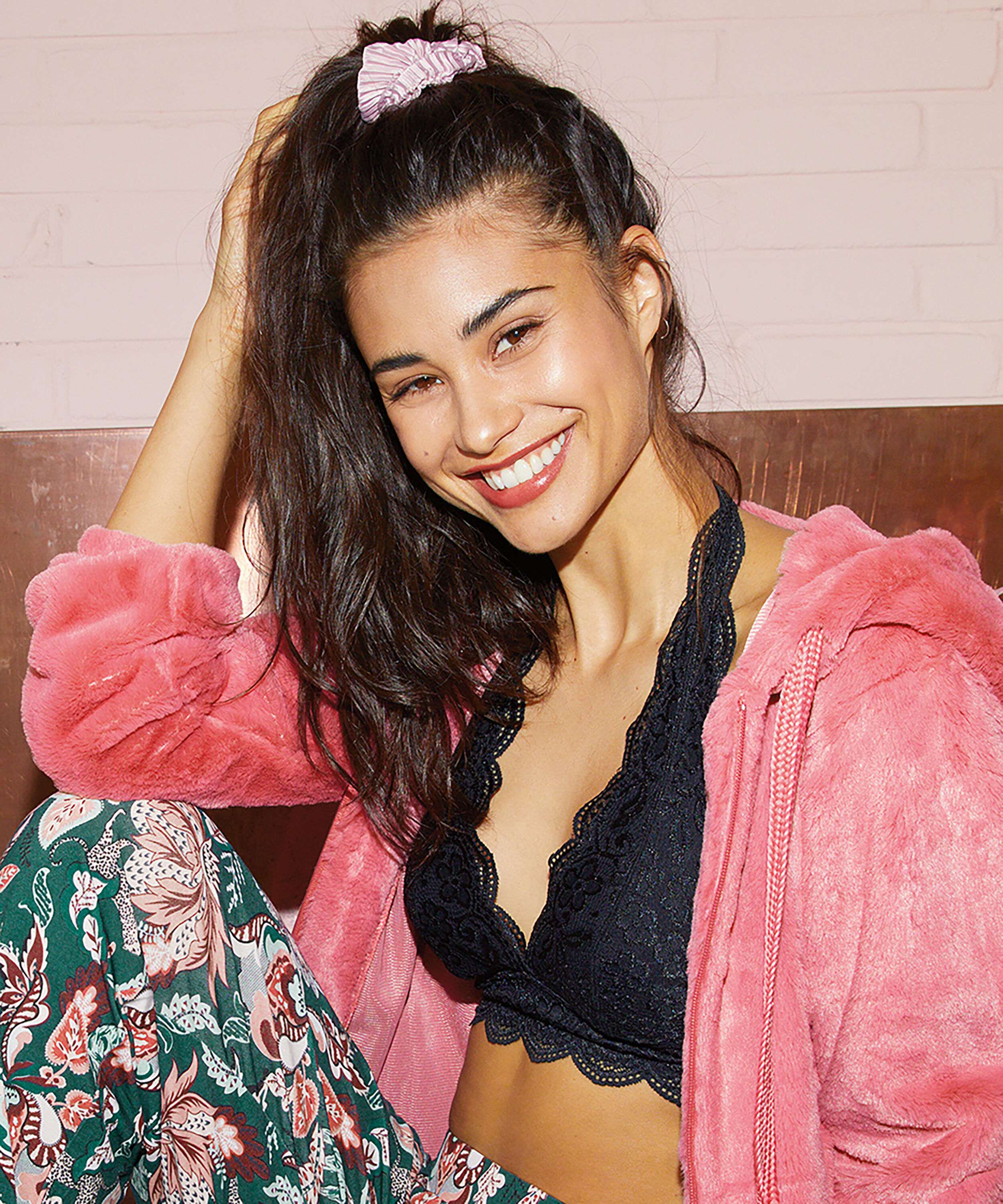 Koronkowa braletka typu halter, Czarny