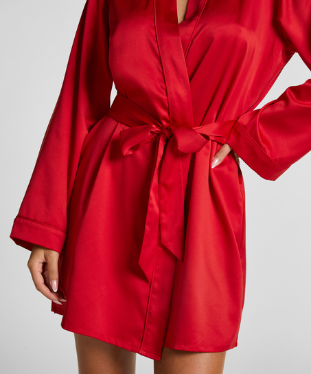 Satynowe kimono, Czerwony