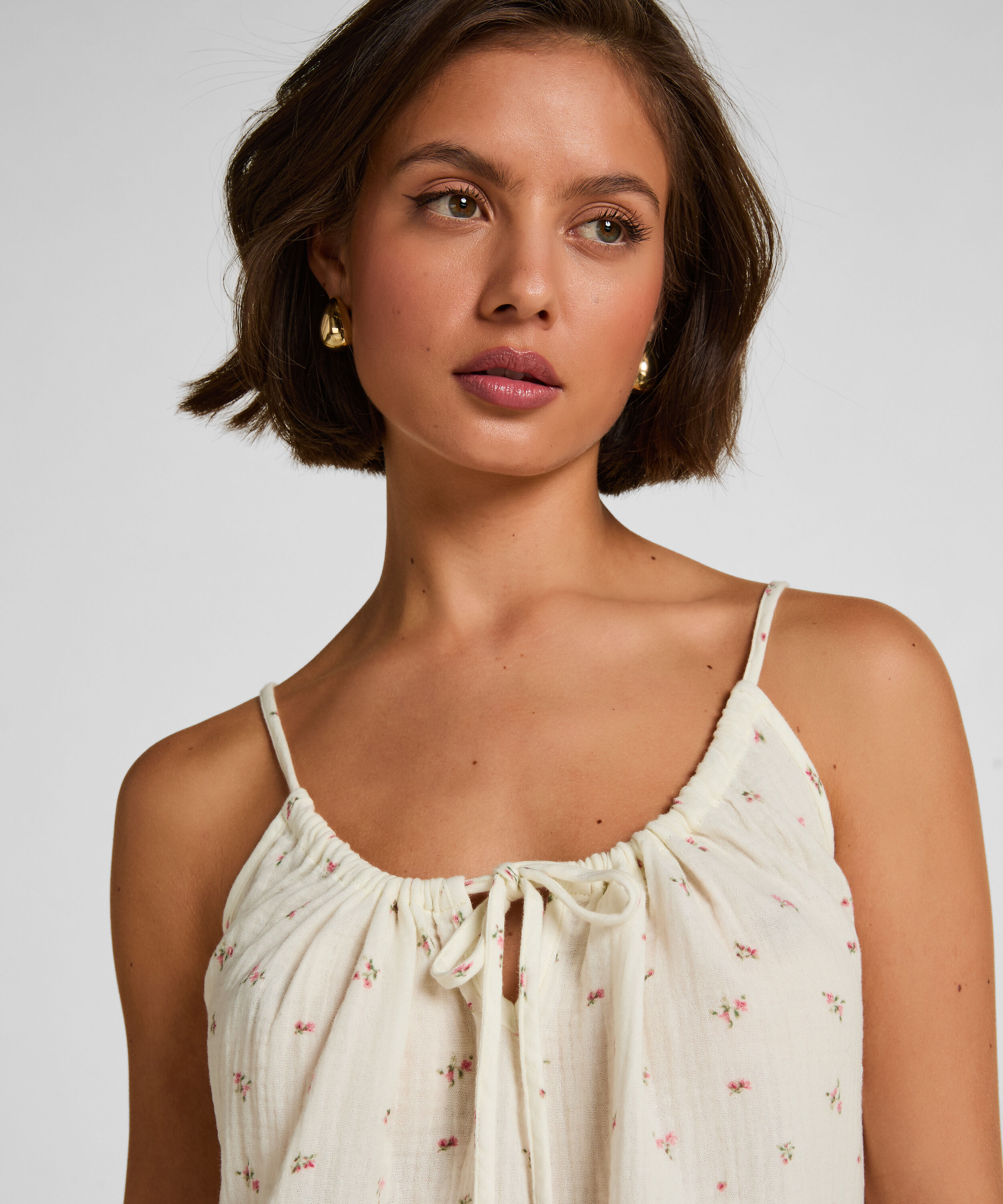 Muślinowa halka, Biały